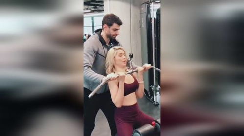 美女机器人击倒对手后拍屁股挑衅(美女机器人挑战极限，击倒对手后的独特挑衅方式)