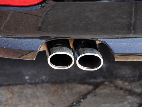 汽车排气管都黑吗多少钱(汽车排气管，颜色、维护与费用探讨)