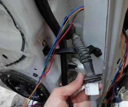 汽车改副电瓶多少钱一组(汽车改副电瓶费用详解，价格、作用及注意事项)