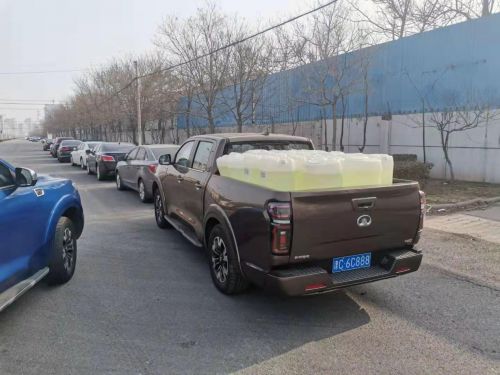 多少人能拉住一辆小汽车(多少人能拉住一辆小汽车，力量与团队协作的探讨)