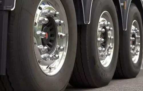 汽车前轮两侧磨损多少钱(汽车前轮两侧磨损的修复费用及其影响因素)