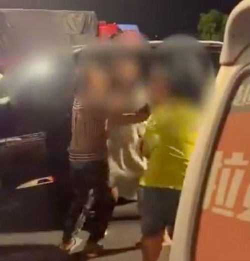 女生失踪 父亲咬伤踢伤3名民警(女生失踪引发危机，父亲情绪失控咬伤踢伤三名民警)