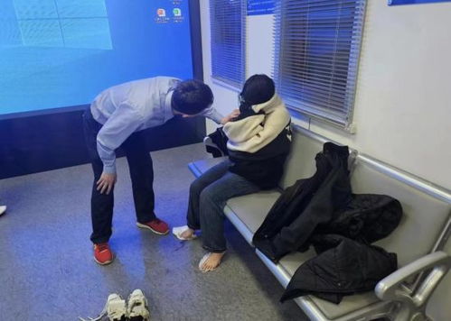 女生失踪 父亲咬伤踢伤3名民警(女生失踪引发危机，父亲情绪失控咬伤踢伤三名民警)