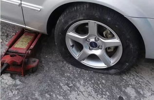 汽车轮胎撞了个坑多少钱(汽车轮胎撞坑修复费用解析)