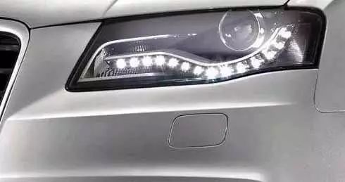 汽车大灯一年换多少个灯(汽车大灯一年更换次数，探究与维护的重要性)