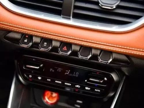 汽车一年开3万多少钱(汽车一年行驶三万公里费用解析，油费、保养费及其他开销)