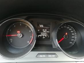 汽车一箱油能跑多少千米(汽车一箱油能跑多少千米，探究油耗与行驶距离的关系)