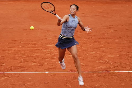 郑钦文晋级法网32强(郑钦文闪耀法网，晋级32强展现中国网球新力量)