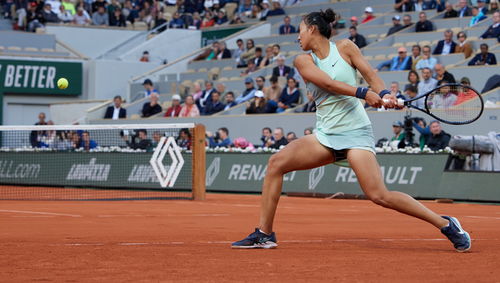 郑钦文晋级法网32强(郑钦文闪耀法网，晋级32强展现中国网球新力量)