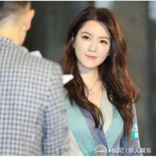 网红韦雪与小16岁男友KK分手(网红韦雪与小16岁男友KK分手，爱情与现实的碰撞)