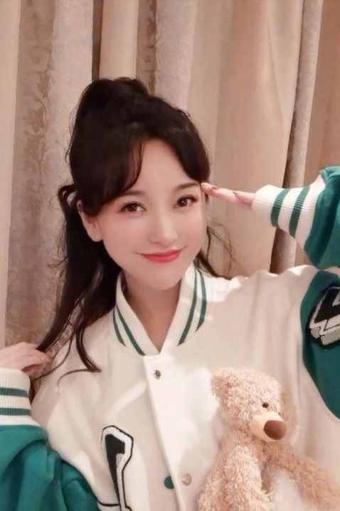 网红韦雪与小16岁男友KK分手(网红韦雪与小16岁男友KK分手，爱情与现实的碰撞)