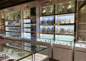 青海汽车展示柜多少钱(青海汽车展示柜的价格解析)