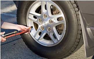 小汽车轮胎加多少合适呢(小汽车轮胎气压加多少才合适？详解轮胎充气的重要性与正确方法)