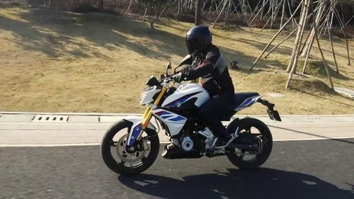 摩托车加汽车照片多少钱(摩托车与汽车照片，价格及多方面因素探讨)