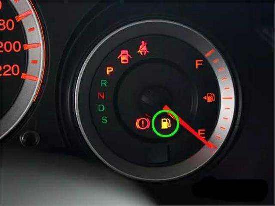 汽车油表一般开多少格油(汽车油表一般开多少格油，油耗与油表显示的解析)