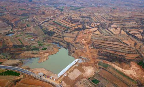 山东一地高标准农田旁现危废填埋场?山东一地高标准农田旁惊现危废填埋场，环境与农业的双重挑战)