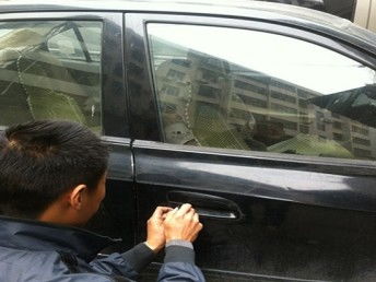 换汽车玻璃门锁要多少钱(换汽车玻璃门锁的费用解析)