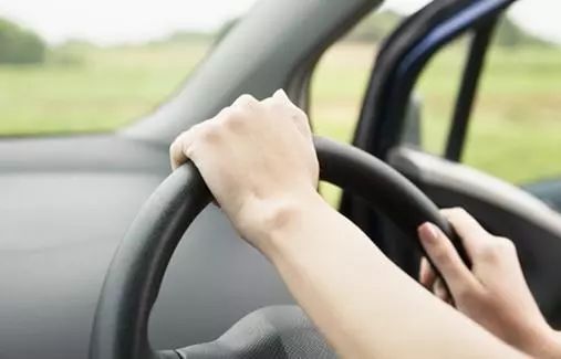 汽车方向盘装车顶多少钱(汽车方向盘装车顶的费用解析)