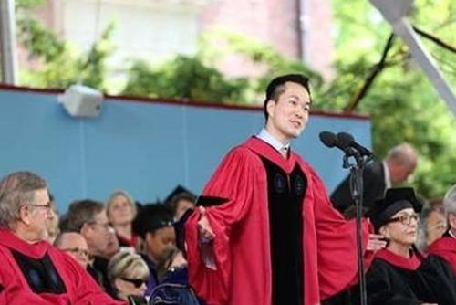 中国女孩哈佛毕业礼演讲获全场欢呼(中国女孩哈佛毕业礼演讲，全场欢呼的荣耀时刻)