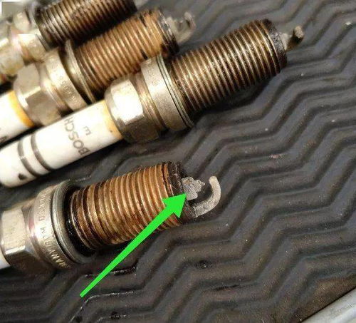 汽车4个火花塞换多少钱(汽车火花塞更换费用解析，了解四个火花塞的价格因素)