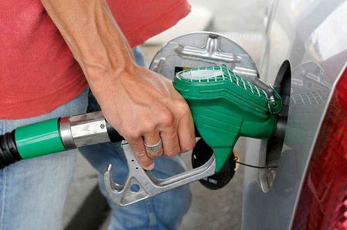 汽车水箱一般加多少升油(汽车水箱加油量标准解析)