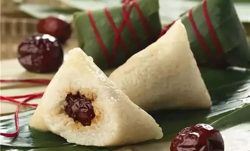 外国人吃粽子连皮都吃(外国人吃粽子，连皮带馅，品味独特)
