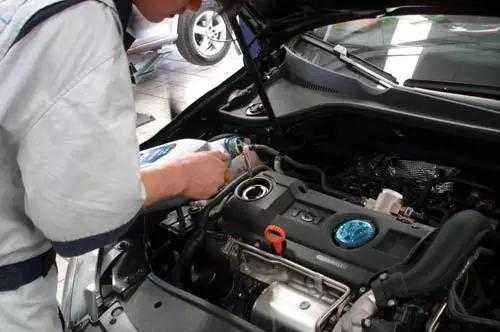 汽车机油多少钱一年换(汽车机油的更换周期与费用，深入了解机油更换的成本与时间考量)