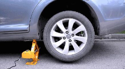 汽车轮胎多少胎压会爆裂(汽车轮胎胎压过高与爆裂风险，多少胎压会引发问题？