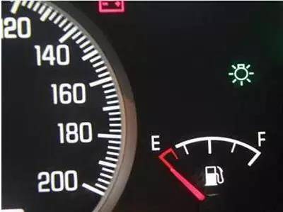 汽车剩几升油加油多少钱(汽车加油，油量剩余与加油成本解析)