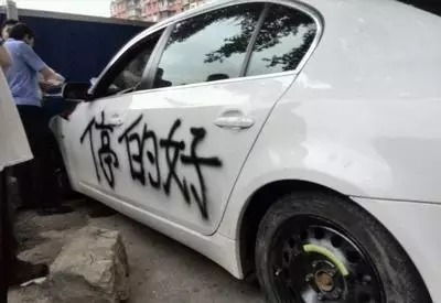 女司机给汽车换漆多少钱(女司机给汽车换漆的费用分析)