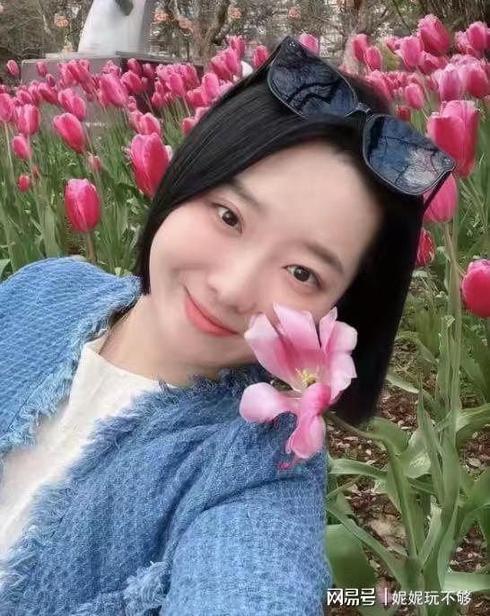 三亚女游客被咬后曾咨询鉴蛇博主(三亚女游客遭蛇咬后紧急咨询鉴蛇博主)