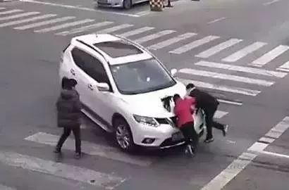 汽车撞了人三责能赔多少(汽车撞了人三责能赔多少?全面解析赔偿标准与程序) 汽车撞了人三责能赔多少(汽车撞了人三责能赔多少?全面解析赔偿标准与程序)