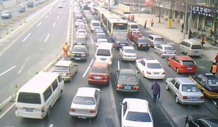 汽车三年后油耗多少正常(汽车三年后油耗多少正常，影响因素与合理范围探讨)