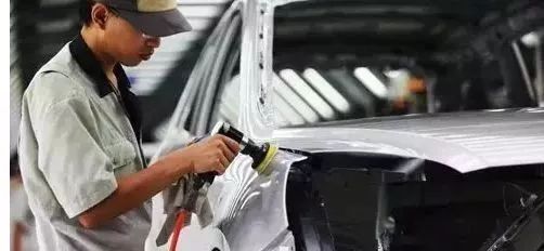 汽车喷漆多少钱一条杠(汽车喷漆价格解析，一条杠的价值与费用)