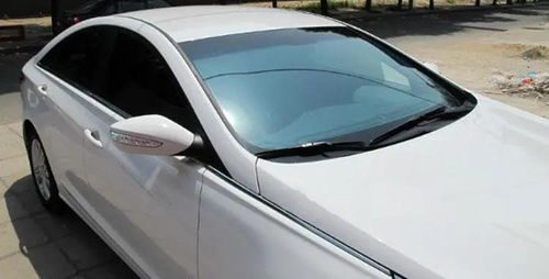 贴汽车玻璃膜多少手工费(汽车玻璃贴膜手工费详解)