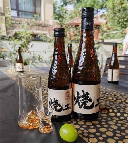 宜宾烧汽车多少钱一瓶(宜宾烧酒，探寻汽车文化与美酒佳酿的交融，一瓶烧酒的价格究竟几何？