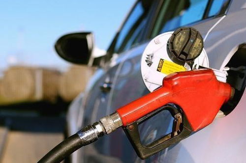 汽车一次性加油加满多少(汽车一次性加油加满多少，影响因素与合理考量)