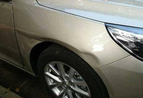 汽车蹭了个坑要多少钱(汽车蹭了个坑要多少钱，解析修复成本与因素)