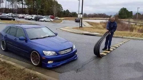 汽车蹭了个坑要多少钱(汽车蹭了个坑要多少钱，解析修复成本与因素)