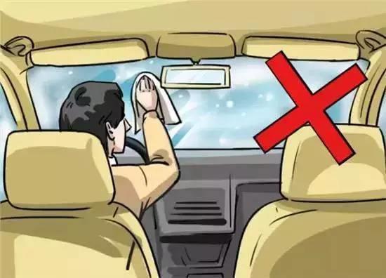 汽车挡风玻璃刮花多少钱(汽车挡风玻璃刮花修复费用解析)