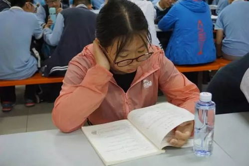 第一位走出考场考生:希望明年难一点(第一位走出考场考生，期待明年考试更具挑战性)