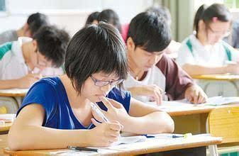 首个走出考场的学霸竟是高二体验生(首个走出考场的学霸，令人惊艳的高二体验生)