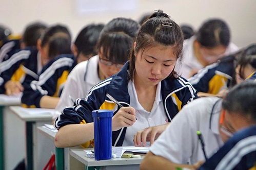 首个走出考场的学霸竟是高二体验生(首个走出考场的学霸，令人惊艳的高二体验生)