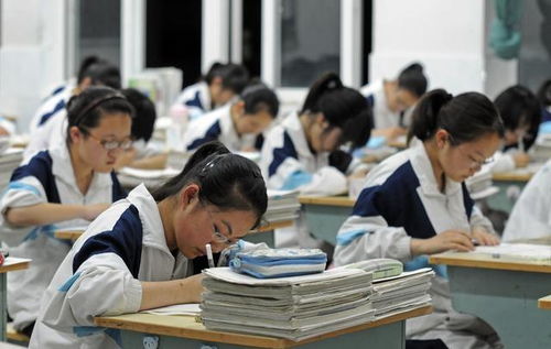 首个走出考场的学霸竟是高二体验生(首个走出考场的学霸，令人惊艳的高二体验生)