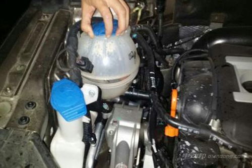 怎样让汽车冷却液加多少(如何正确添加汽车冷却液及其适量控制)