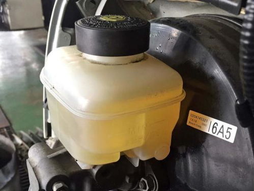 汽车怎么看刹车油多少升(汽车刹车油的重要性及其油量检测,如何准确查看刹车油量多少升) 汽车怎么看刹车油多少升(汽车刹车油的重要性及其油量检测,如何准确查看刹车油量多少升)