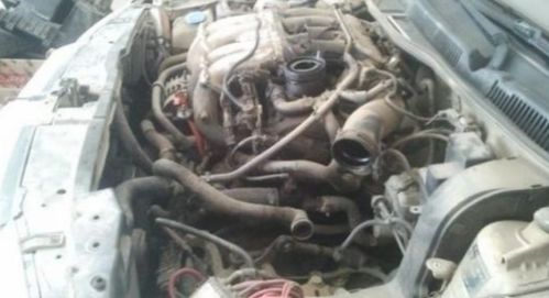 汽车一年能加多少机油(汽车一年能加多少机油，机油消耗与补充解析)