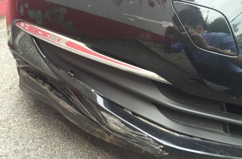 汽车砸坏保险杠赔多少钱(汽车保险杠损坏赔偿解析，费用、因素与修复流程)