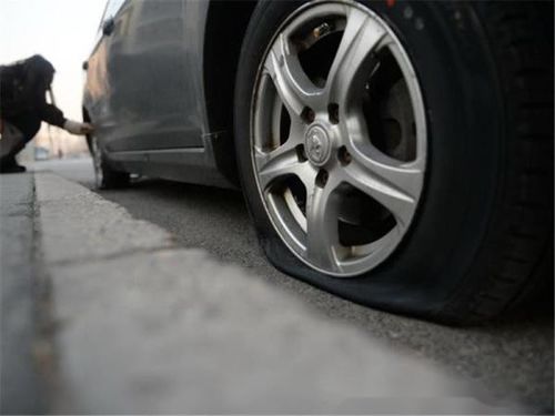 高速上汽车轮胎多少钱(高速上汽车轮胎价格解析，多少钱？如何选择？