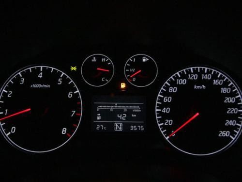 汽车油表多少会亮一下(汽车油表多少会亮一下,油量表的工作原理与警示机制解析) 汽车油表多少会亮一下(汽车油表多少会亮一下,油量表的工作原理与警示机制解析)